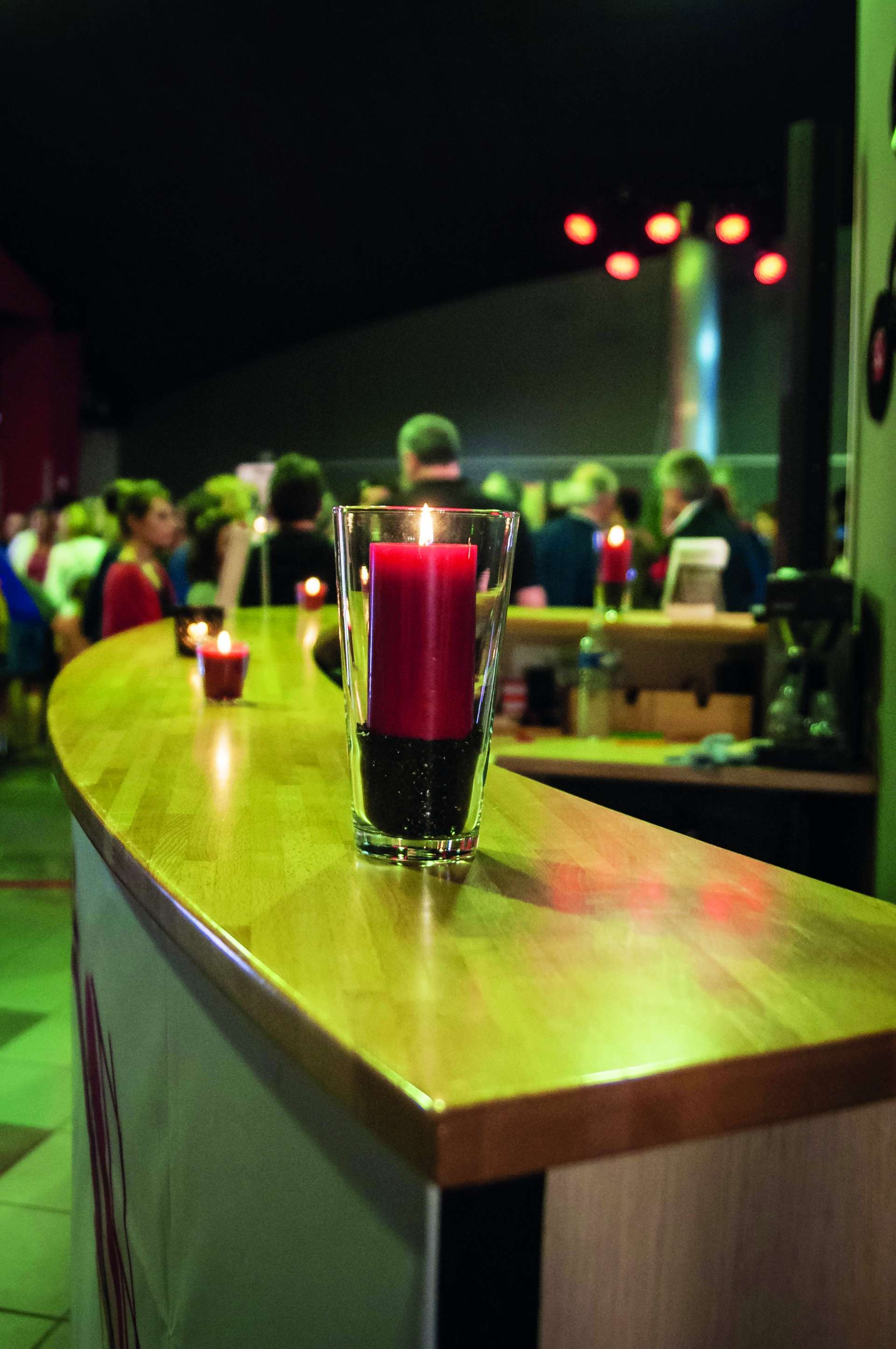 Vue du bar en soirée avec bougie