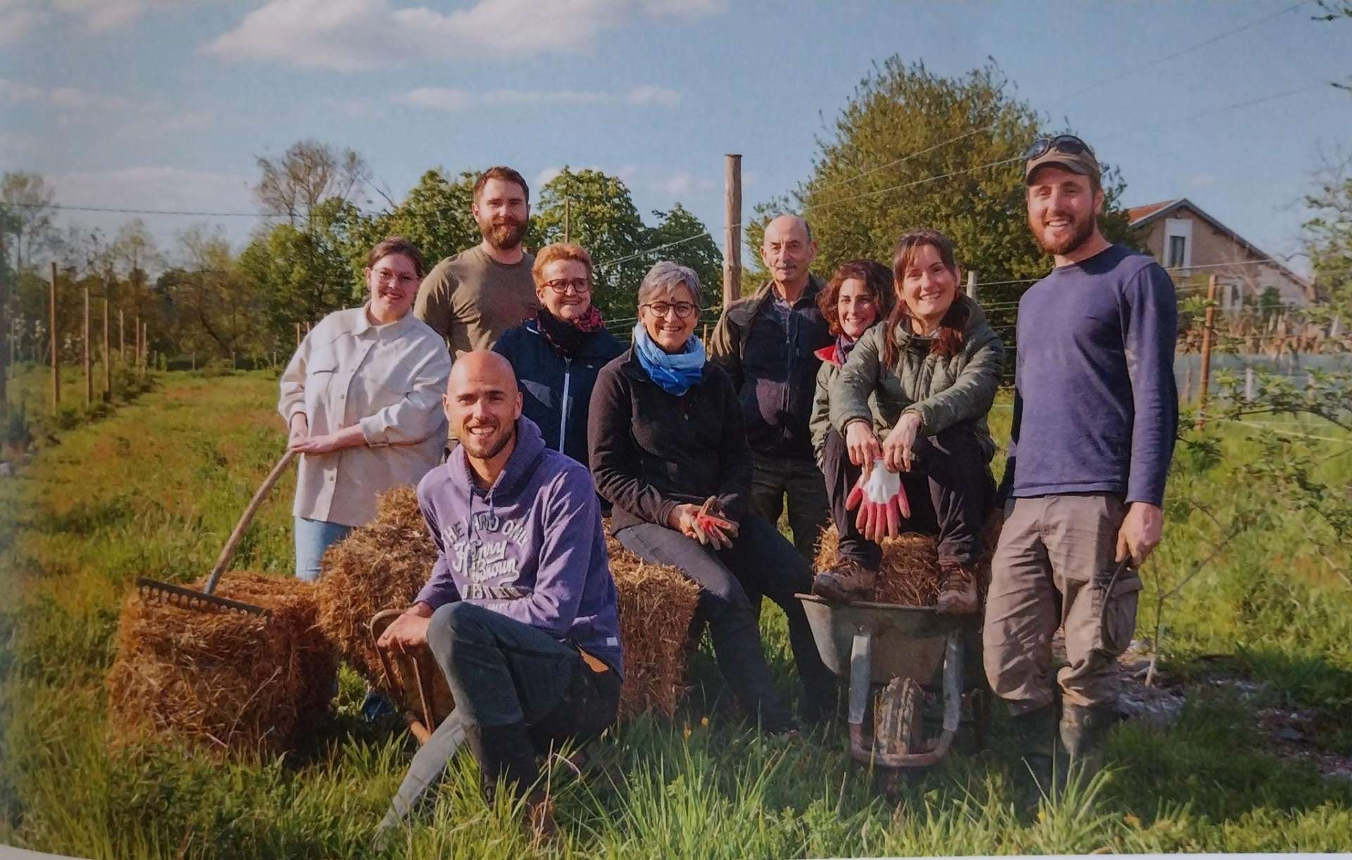 Groupe de bénévoles dans le potager