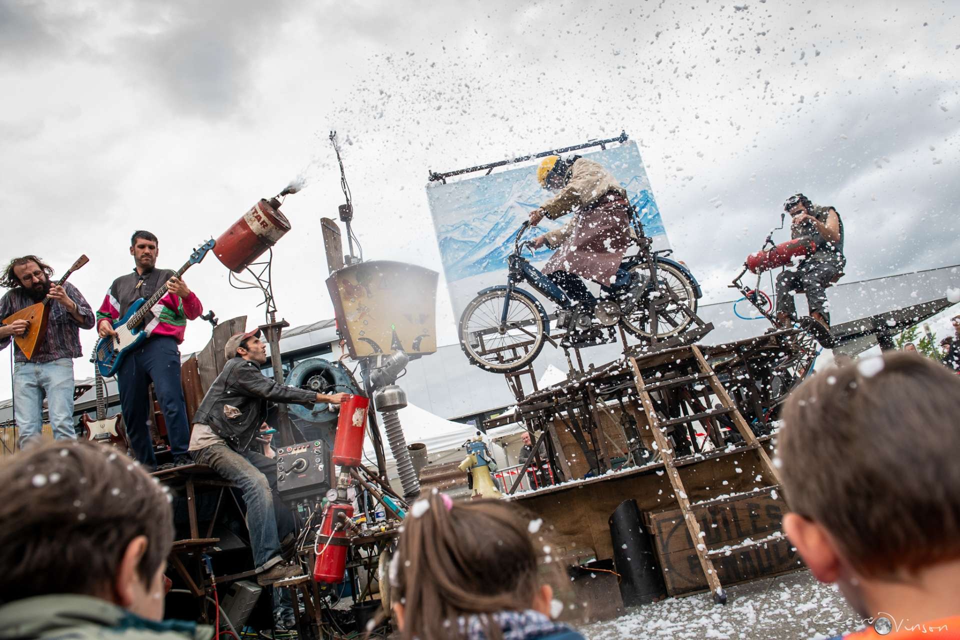 spectacle avec moto et fumée