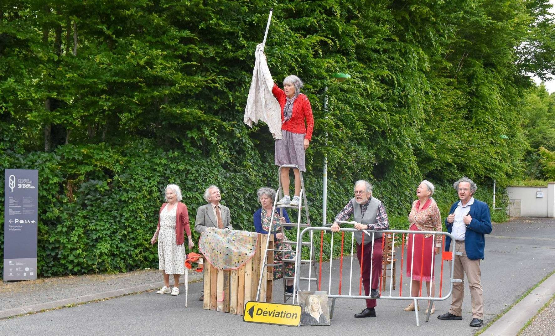 groupe de personnes agées manifestant