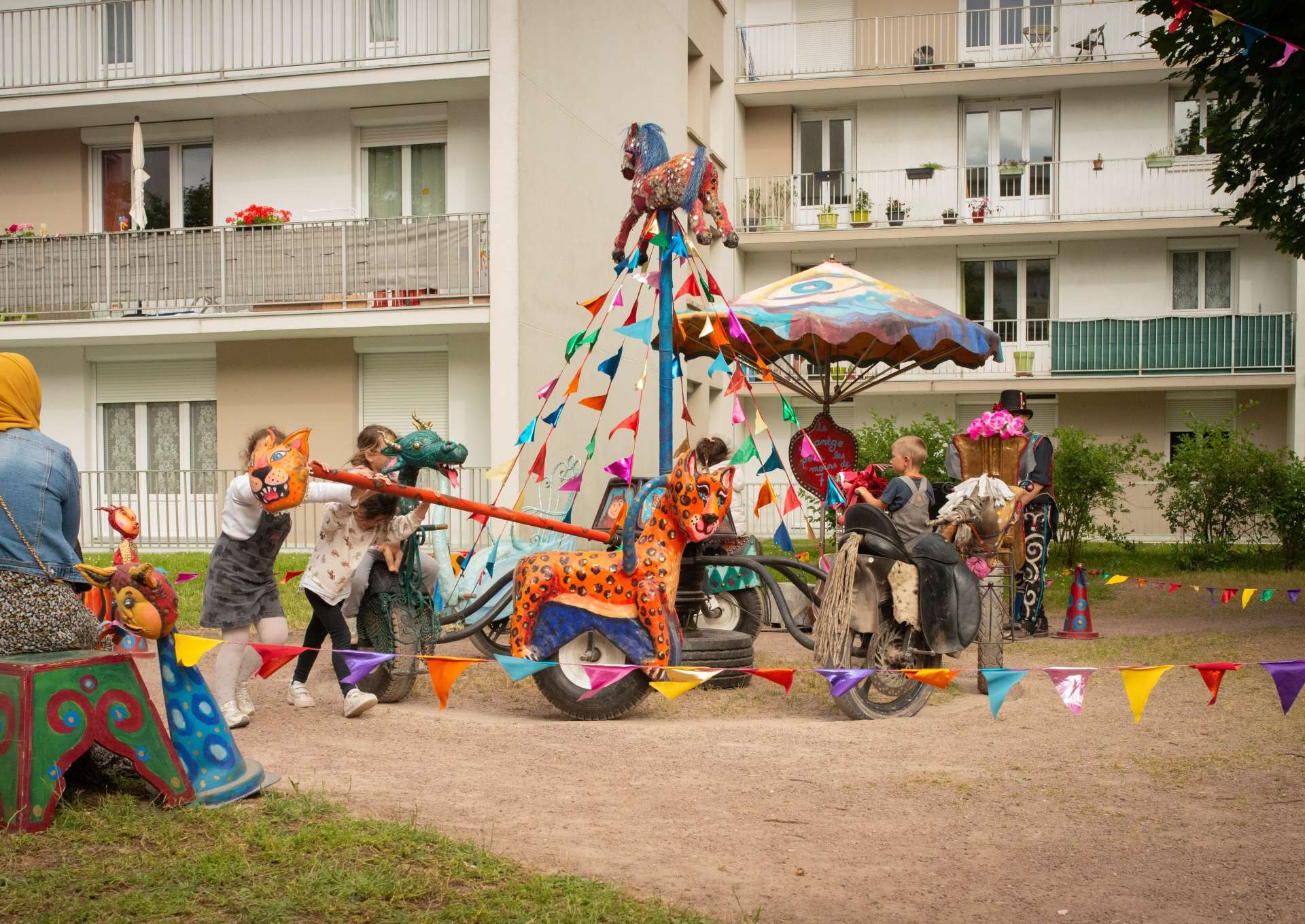 Manège bricolé devant les immeubles