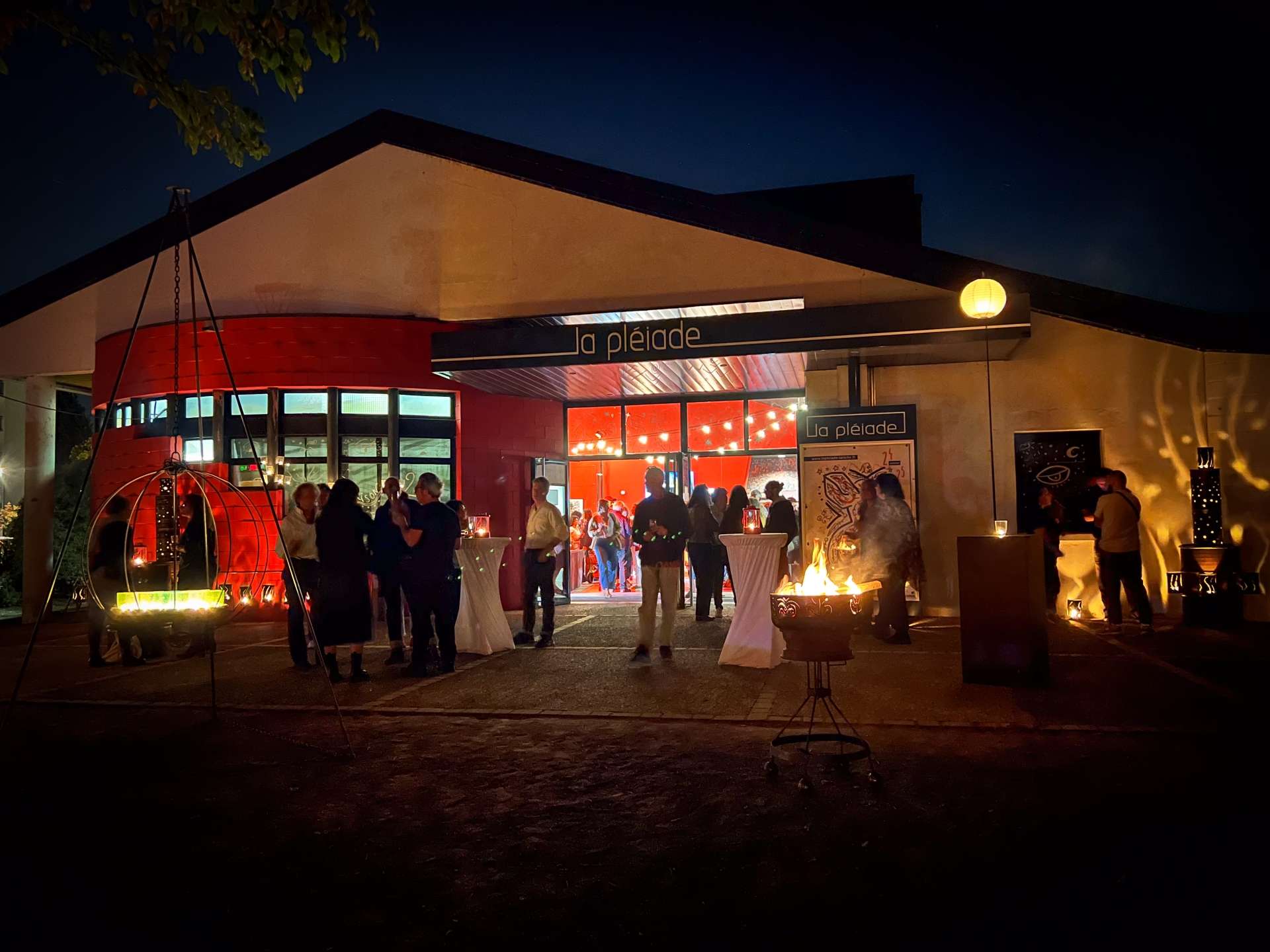 soirée façade de nuit éclairéé à la bougie