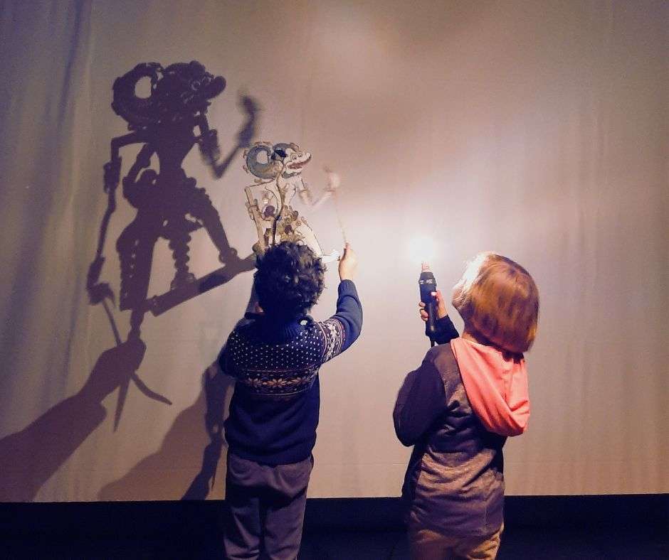 enfants créant une ombre de marionnette