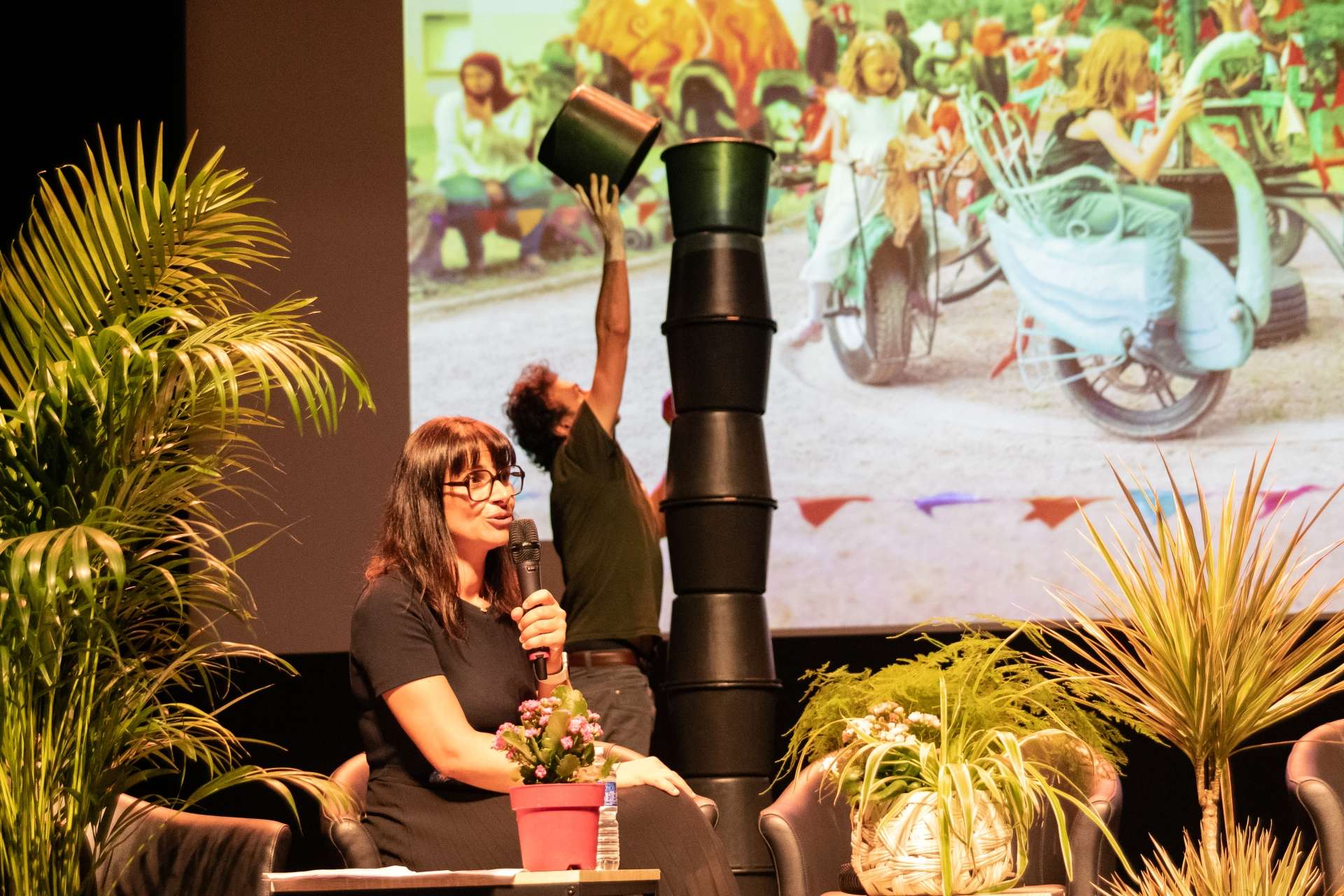 femme au micro avec plante