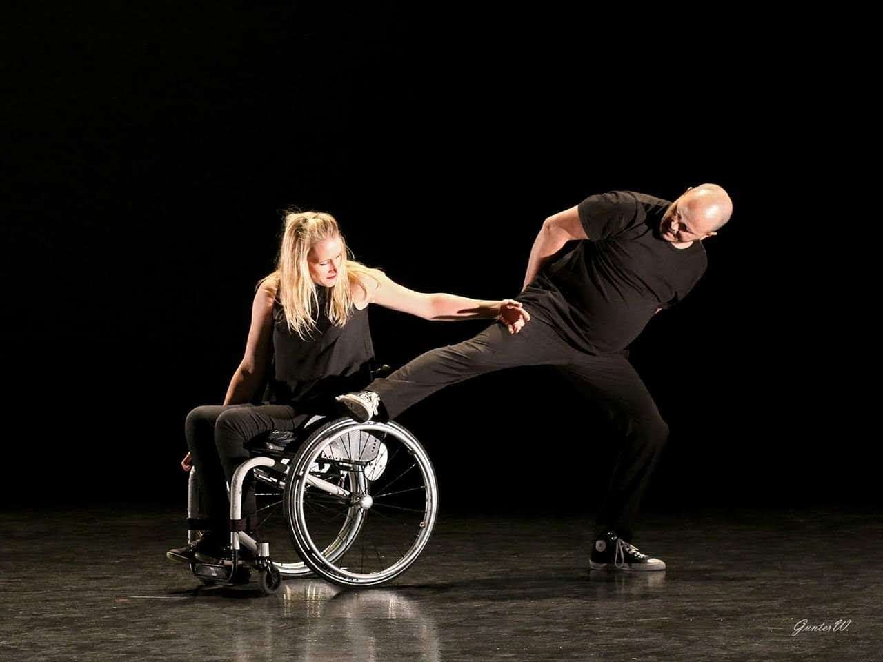 duo danse femme en fauteuil et homme