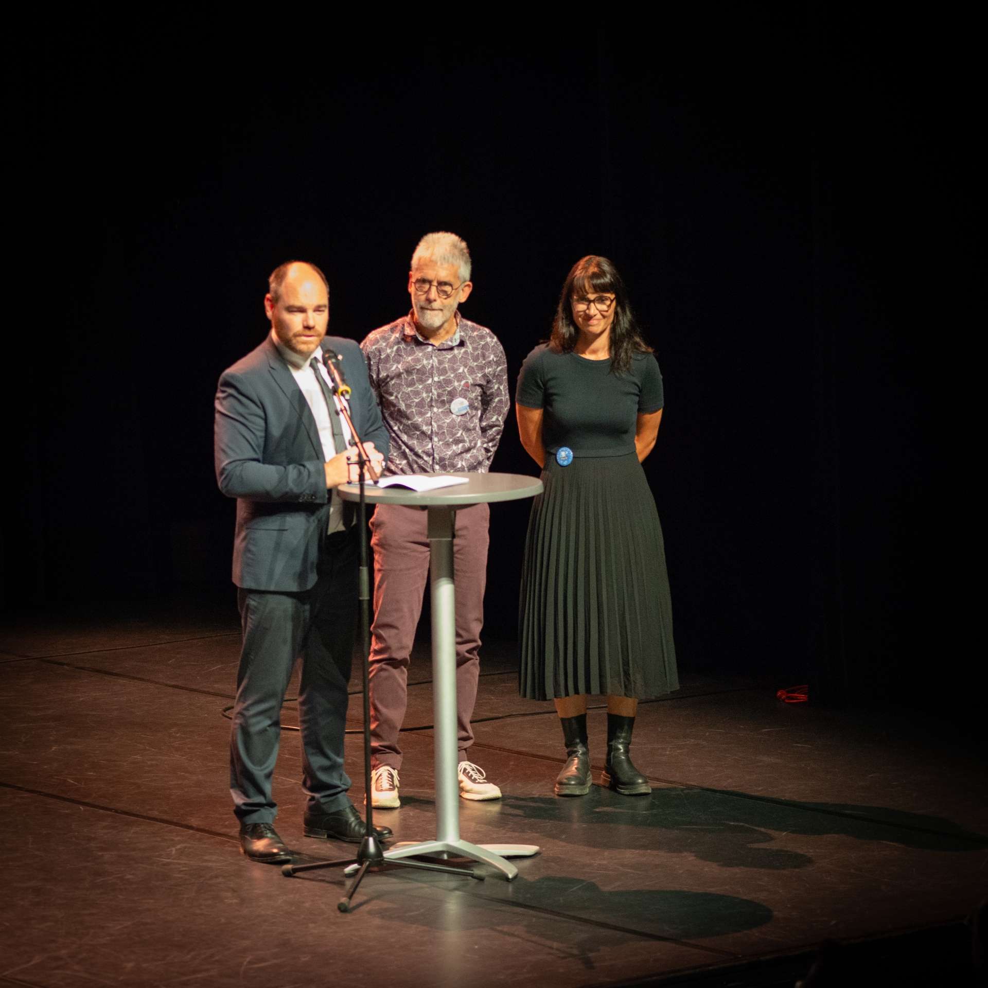 trio debout sur scène