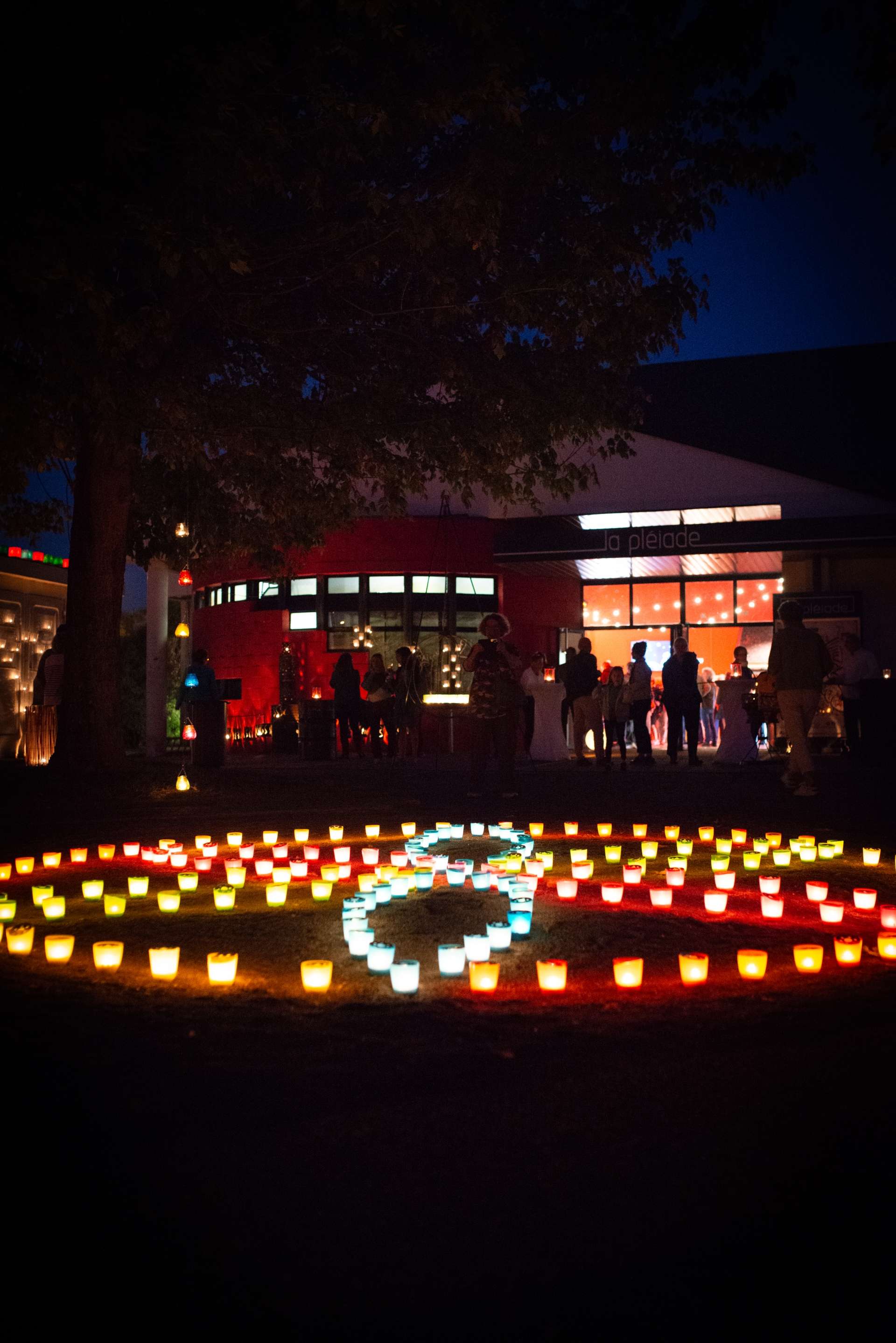 façade avec installation d'un cercle lumineux