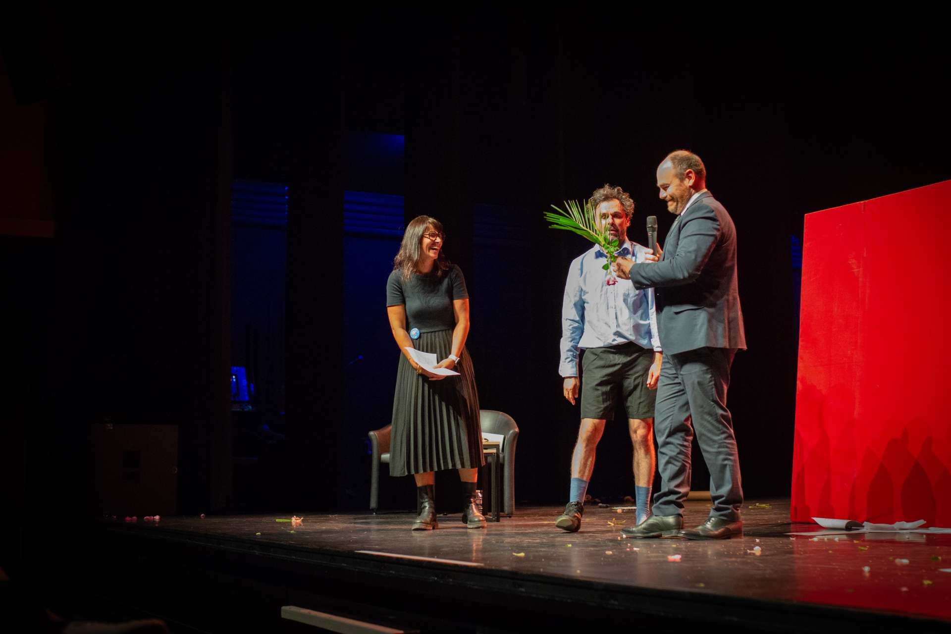 trio sur scène avec offrande de plante 