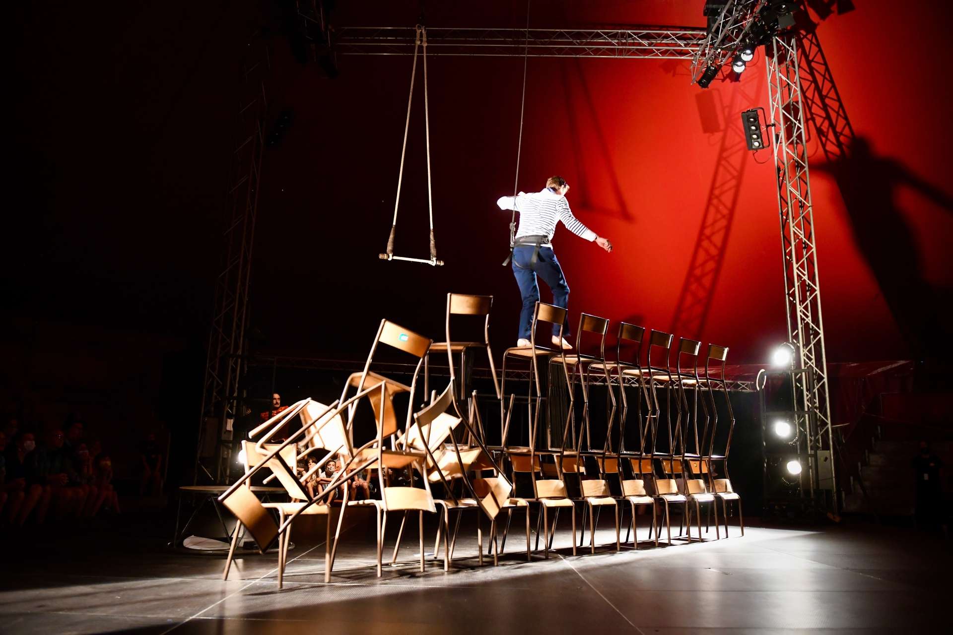 homme marchant sur des chaises