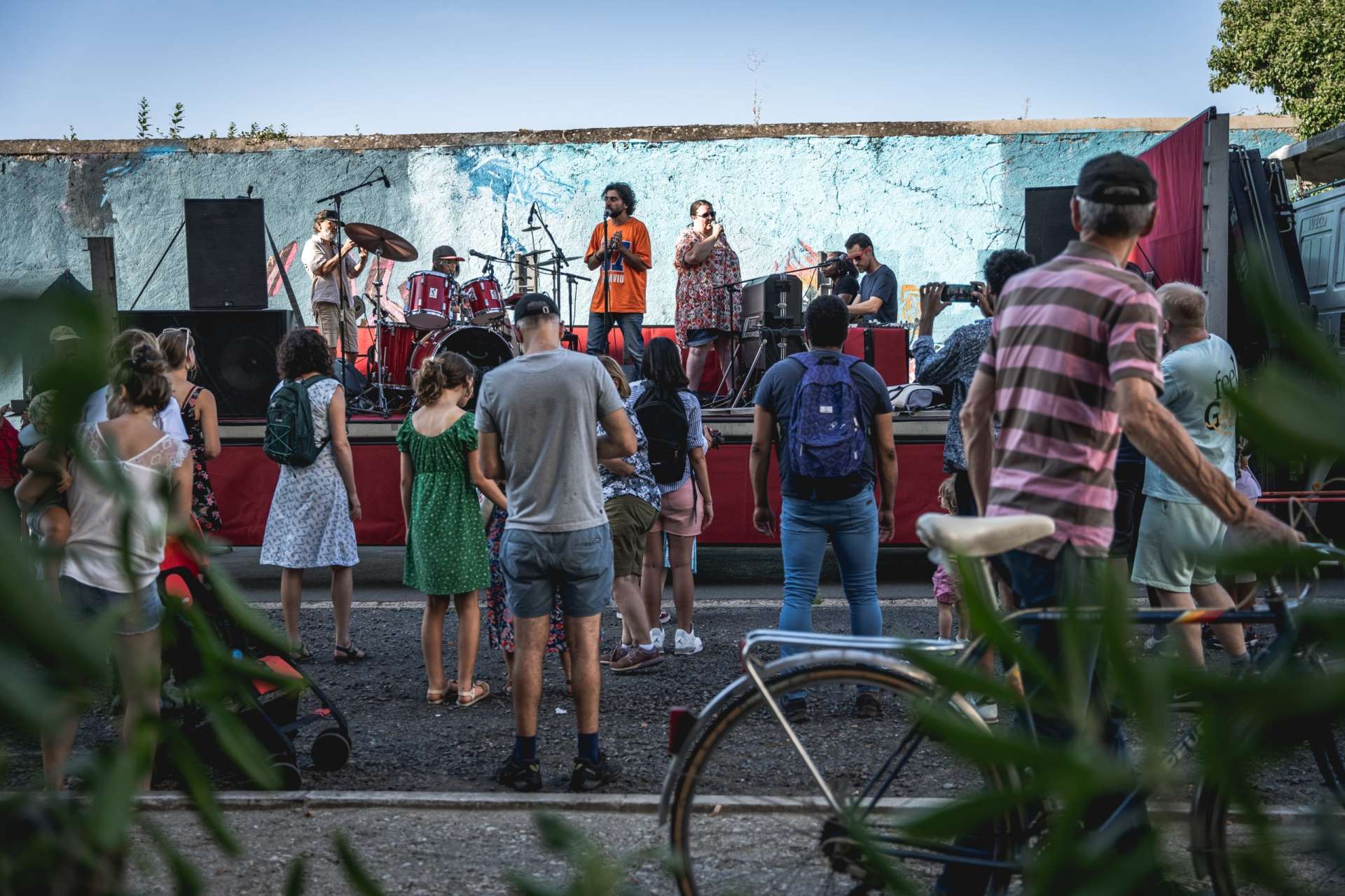 habitants devant scène mobile