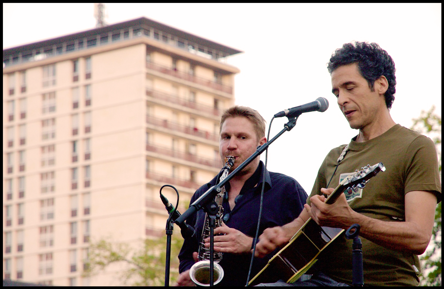 duo de musicien devant un immeuble