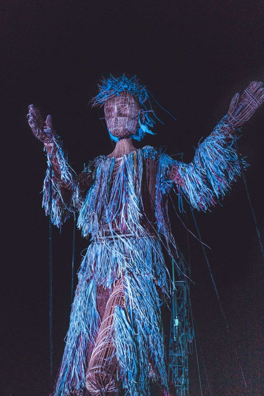 Marionnette géante de nuit