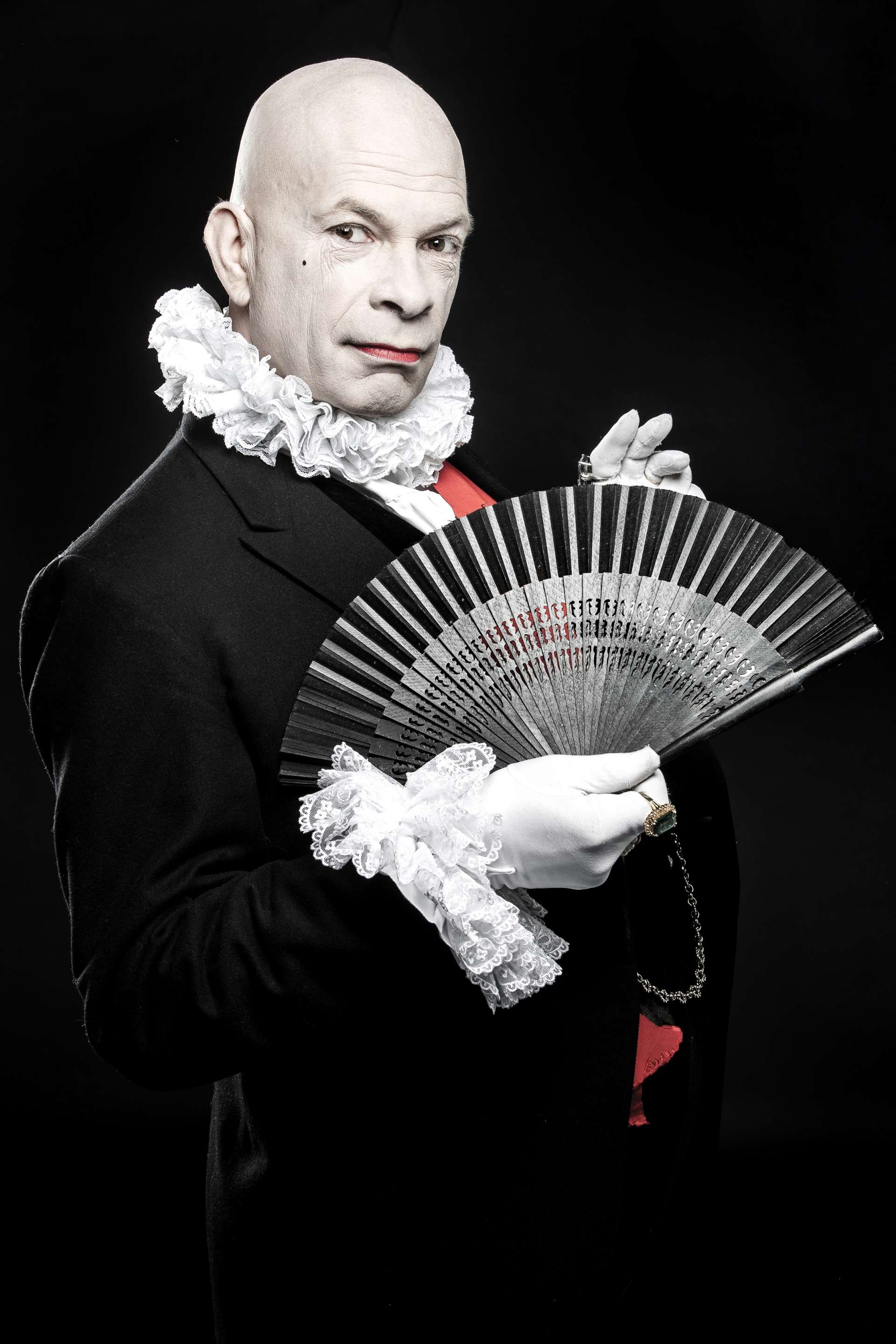 homme maquillé avec éventail