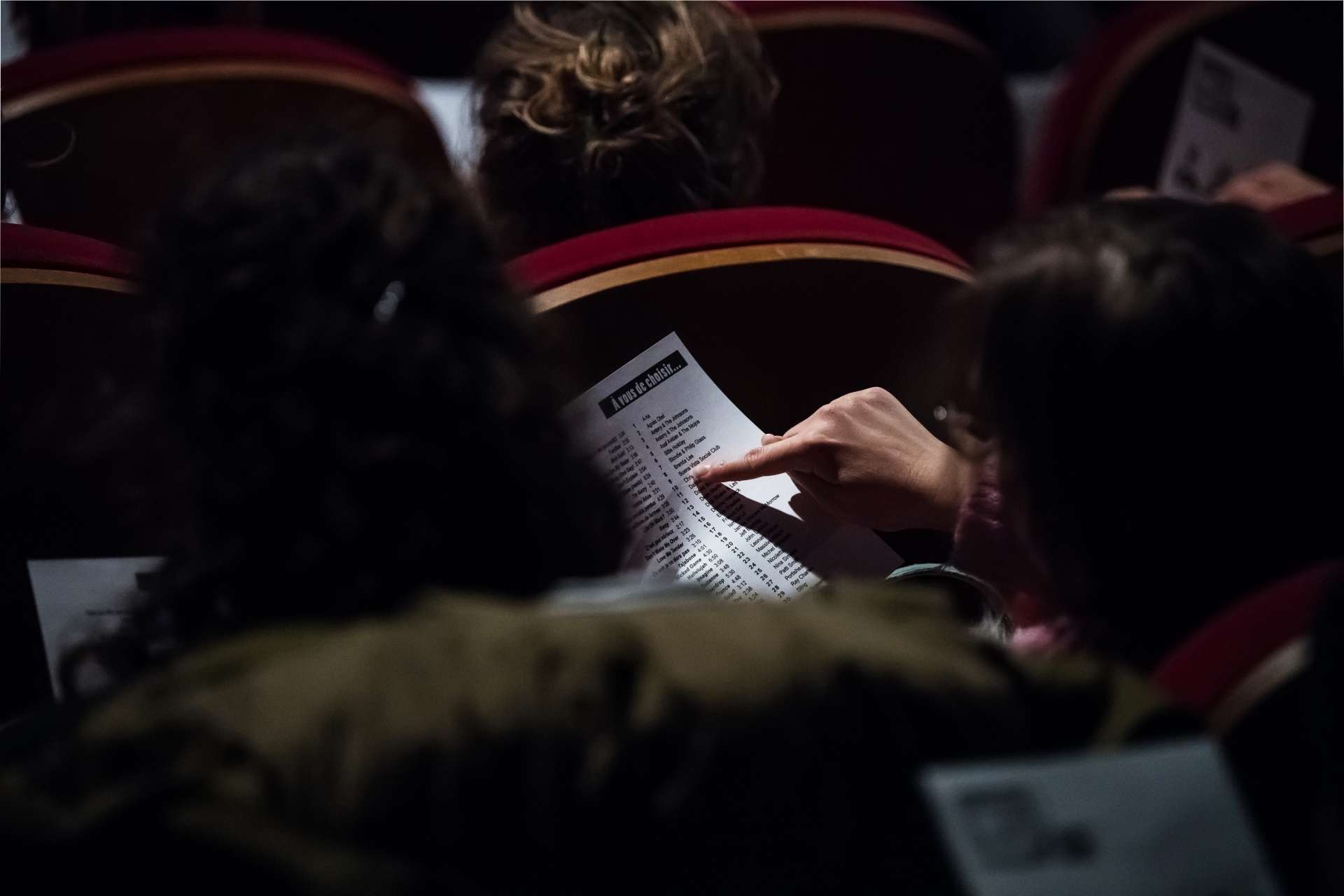 doigt pointant un programme