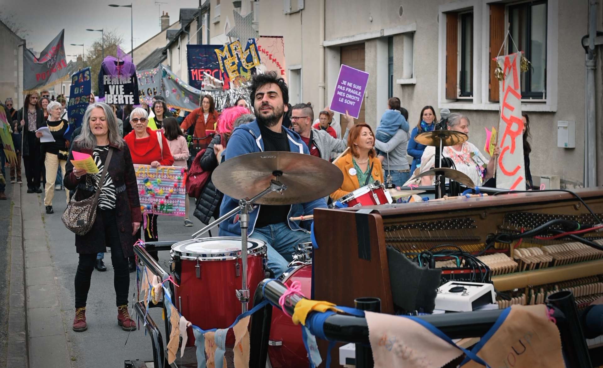 Foule d'habitants en fête