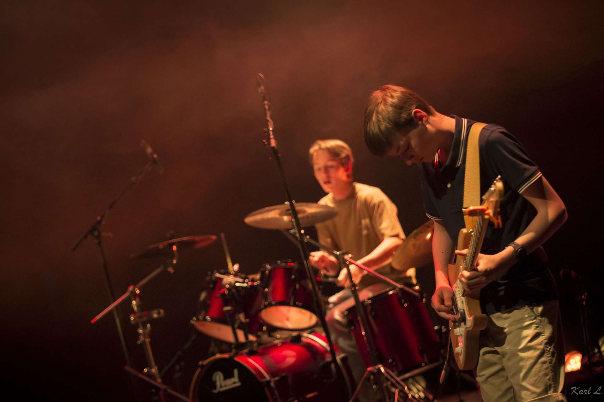 jeunes homes à la batterie et basse