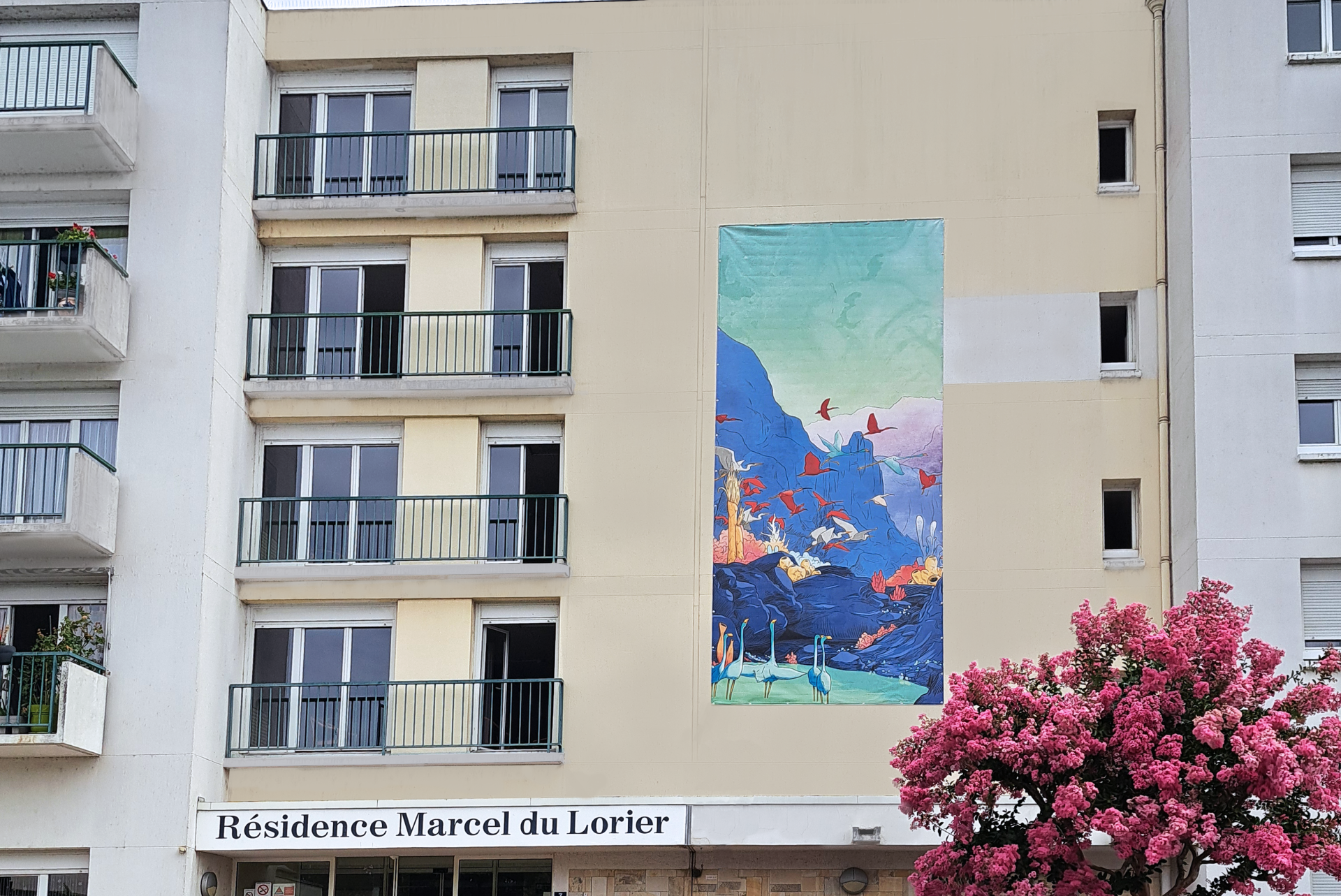 oeuvre accroché sur un batiment
