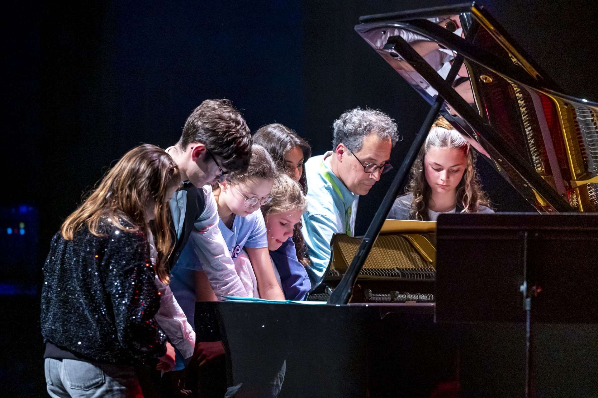 groupe autour d'un piano
