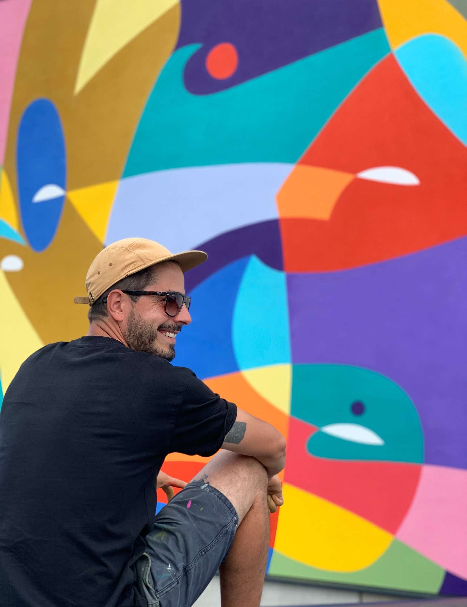 artiste wone devant une fresque