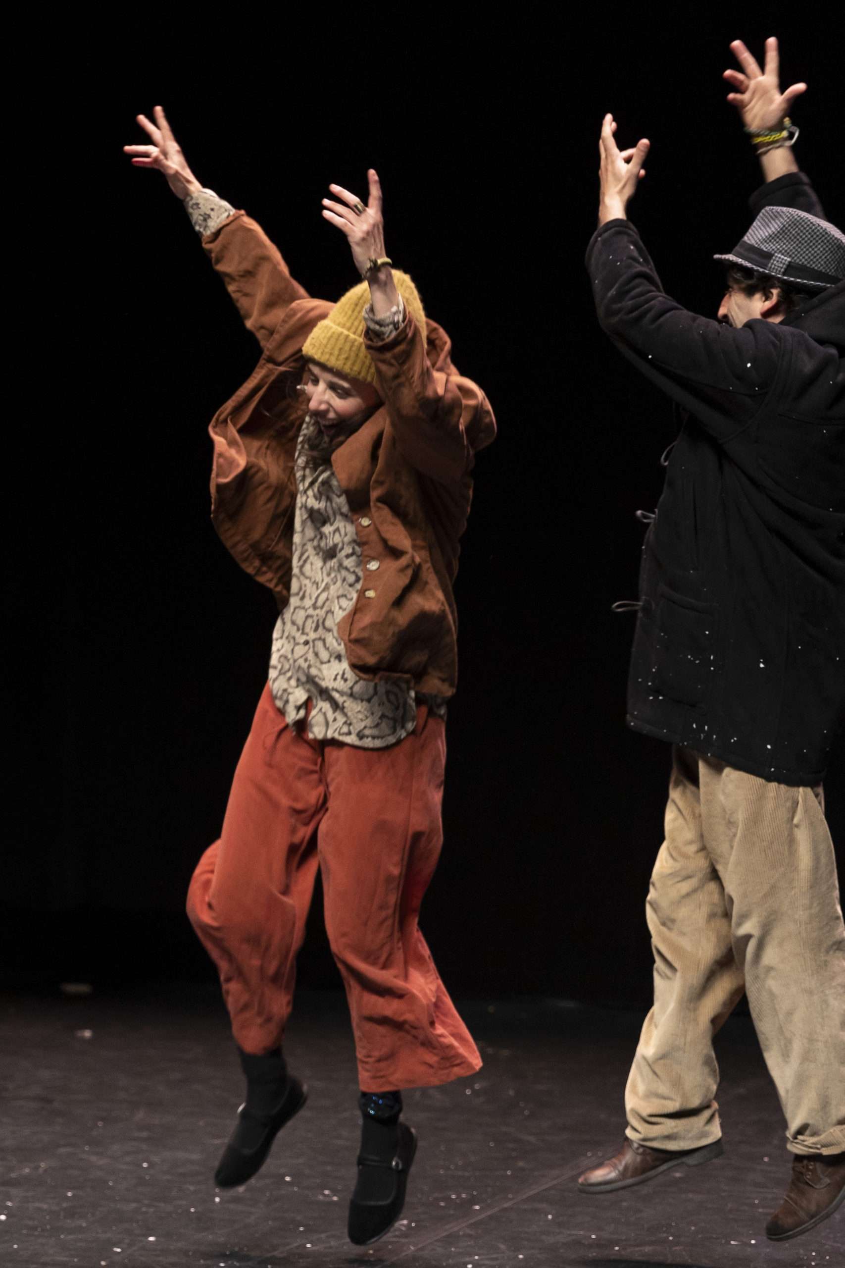homme et femme dansant les bras en l'air